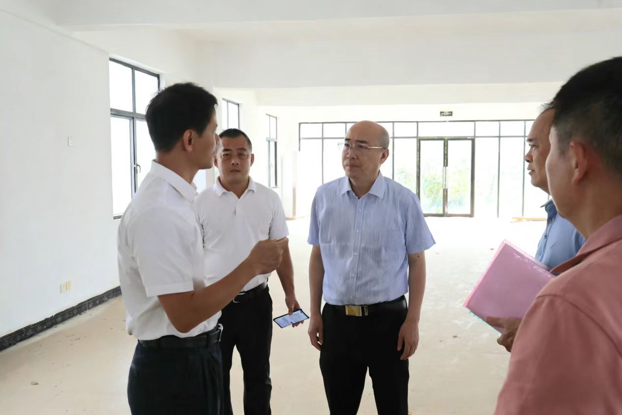 图为调研组实地查看临高县残疾人康复托养中心